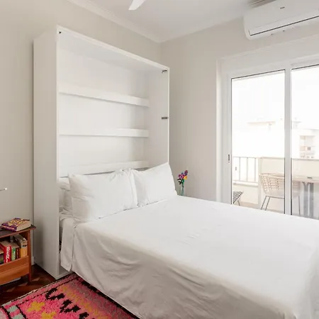 아파트 Bright Coastal Retreat In