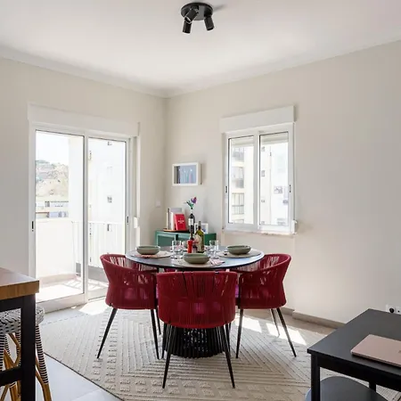 아파트 Bright Coastal Retreat In *