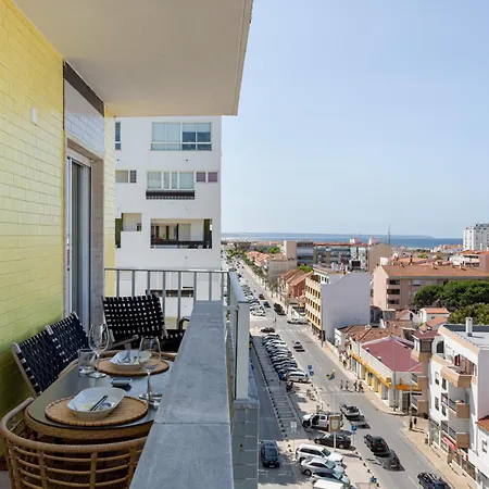 Bright Coastal Retreat In 아파트 *