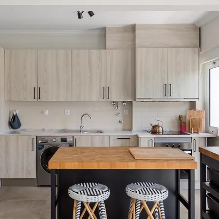 아파트 Bright Coastal Retreat In *