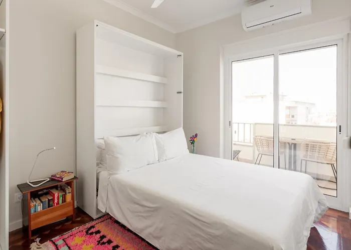شقة Bright Coastal Retreat In