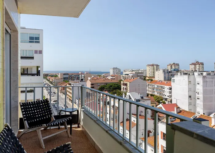 Bright Coastal Retreat In كوستا دا كاباريكا