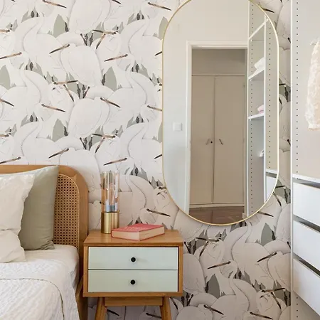 Bright Coastal Retreat In Apartment